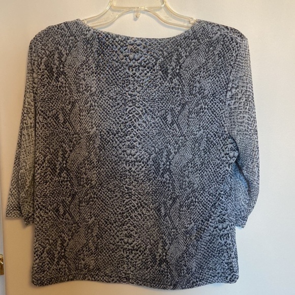 🔥3-$10🔥 Scoop neck top with sheer sleeves - Picture 4 of 8